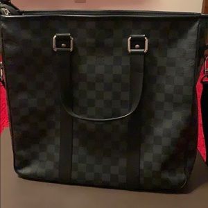 Authentic Louis Vuitton- unisex crossbody bag